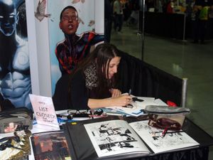 피첼리가 뉴욕 코믹 콘에서 스케치하는 모습