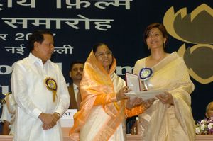 Pratibha 데비싱 파틸이 2007년 9월 14일 뉴델리에서 열린 제53회 인도 국민 영화상 시상식에서 영어 영화 Parzania로 사리카에게 여우주연상을 수여하고 있다.