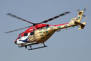 팀은 특별 공작새 색상으로 칠해진 개조된 HAL 드루브 헬리콥터를 사용한다.