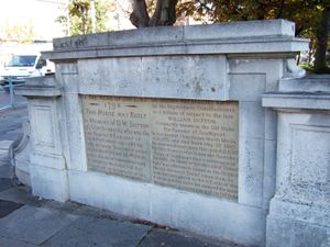 윌리엄 서튼에게 헌정된 현판, 듀크 스트리트 코너에 위치