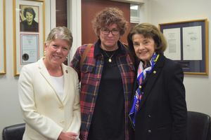 총격 사건으로 아들을 잃은 수잔 오파노스가 2020년 총기 폭력 관련하여 줄리아 브라운리 및 다이앤 파인스타인과 만난다.