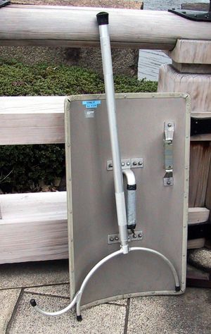 일본 경찰에서 사용하는 듀랄루민제 방패와 알루미늄제 사스마타(刺股). 이 사스마타의 손잡이는 신축식이며, 사진은 손잡이를 줄인 상태이다.