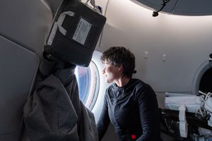 크리스토포레티가 ISS로 비행하는 동안 프리덤 창밖을 내다보고 있다.