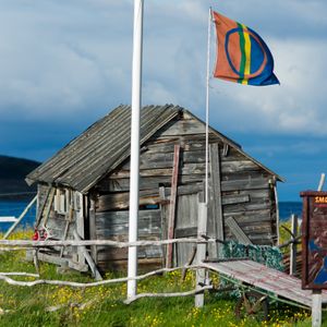 오두막 밖에서 펄럭이는 사미 기