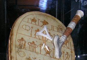 태양-달 기호가 있는 사미 드럼(왼쪽 위)