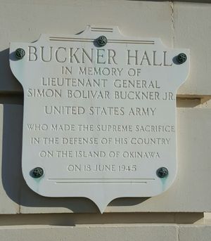 포트 맥클레란 건물에 있는 명판