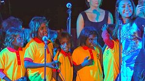 마보이가 2013년 앨리스 스프링스, 노던 준주에서 열린 Mbantua 페스티벌에서 오스트레일리아 원주민 학생들이 있는 Yipirinya 주립 초등학교와 함께 "Ngarra Burra Ferra"를 공연하는 모습. 마보이는 이 학교의 공식 홍보대사이다.