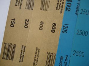 사포 뒷면에 인쇄된 숫자는 입도(눈의 굵기)를 나타낸다. 숫자가 클수록 입자가 곱다.