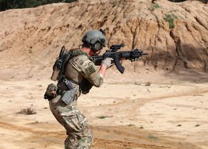 훈련 중 RK 95 TP를 사용하는 핀란드 해군 특수부대 ETO(Erikoistoimintaosasto)의 군인