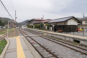 2면 2선 시대의 승강장과 구내 건널목(2013년 4월)