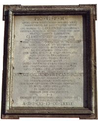 대리석 액자, 유로파 광장에 위치