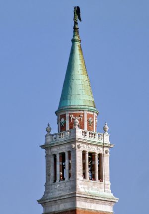 종탑(캄파닐레) 상부