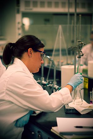 실험실에서 산-염기 적정을 수행하는 화학자