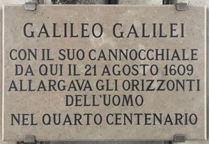 망원경 시연을 기념하는 종탑의 현판
