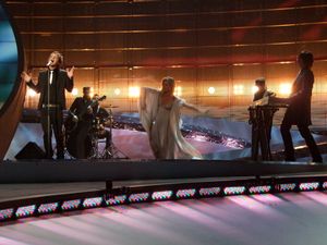 Miodio가 2008년 유로비전 송 콘테스트 1차 준결승에서 "Complice"를 공연하고 있다.