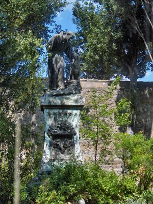 장미 정원 – V. Rossignoli(1916)의 청동 조각상.