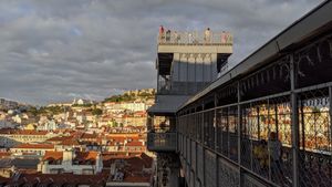 전망대와 리프트의 테라스 및 산책로