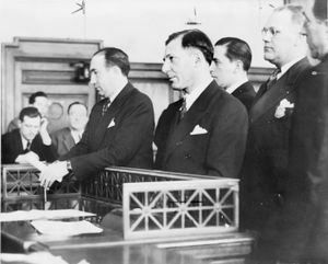 루이스 "렙케" 부칼터, 1941년 12월 2일 선고 공판에서 법정에 서 있다.