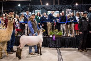 톰 울프 펜실베이니아 주지사가 산업형 농업을 위해 제102회 펜실베이니아 농업 박람회를 개최하고 있다