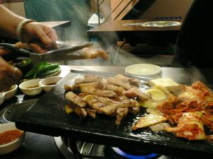 불판 위에서 조리 중인 삼겹살