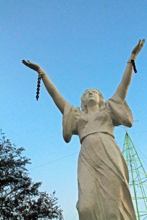 제2차 세계 대전 중 일본군에 맞서 싸운 필리핀 사람들을 기념하는 시립 공원의 해방 기념비