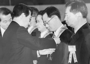 1998년 김대중 대통령으로부터 은탑산업훈장을 수훈하는 김재헌 부회장