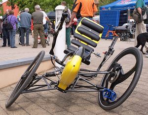 트리펜도 리컴번트 삼륜차, 틸팅 삼륜차