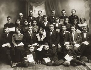 1914년 그의 인쇄소 직원들과 함께 있는 바나이티스