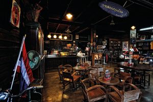 시장 건물 내부의 커피숍