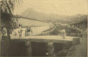십자각교와 삼청동천 (1908년 버튼 홈스 촬영)