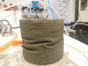 액상화 후 시험. 가는 모래 시료는 압밀 비배수(CU) 사이클 동안 액상화되었고 여러 번 압밀 배수(CD) 사이클로 회복되었다. 주름은 CU 액상화와 배수 사이를 반복함으로써 가해진 체적 변화로 인해 형성되었다. 액상화된 상태에서 시료는 얇은 라텍스를 각인할 정도로 부드러워진다. CD 사이클 동안에는 각인된 패턴을 보존할 정도로 단단하다.