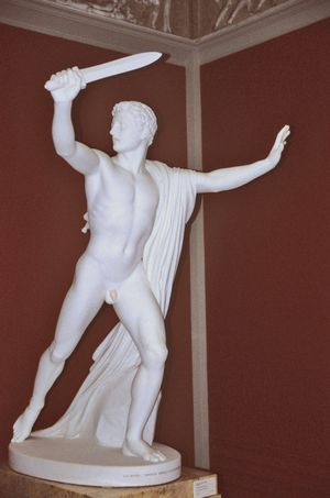 이 조각상은 본인의 오른쪽 손에 칼을 들고 있다.