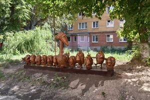 우크라이나 바실키우에 있는 새들의 이야기 조각상