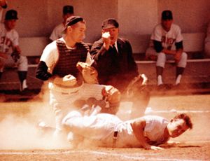 1960년대 파드리스 경기 중 심판이 상대 주자의 아웃을 홈 플레이트에서 신호한다.