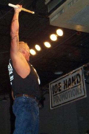 2006년 6월 ECW가 복귀할 때 시그니처 싱가포르 지팡이를 휘두르는 샌드맨