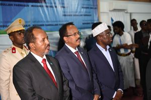 샤리프(오른쪽)와 하산 셰이크 모하무드(왼쪽)가 2017년 모하메드의 대통령 취임식에서 모하메드 압둘라히 모하메드를 보좌하고 있다.