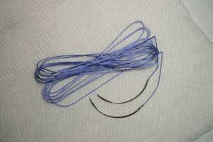 폴리글리콜산으로 만든 봉합사. 흡수성이 있으며 시간이 지남에 따라 신체에 의해 분해된다.