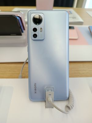 Xiaomi 12의 뒷면 (파란색)