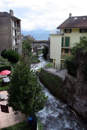 모르주강은 생젱골프의 자연 국경을 형성한다. 좌측이 프랑스, 우측이 스위스