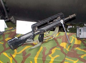 세르비아 경찰 특수 부대가 사용하는 FAMAS F1