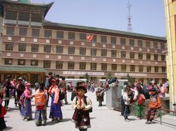 샤허 현의 학교. 티베트어, 중국어, 영어로 학습 표어가 적혀 있다