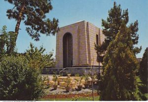 파괴되기 전 1950년대의 레자 샤 영묘