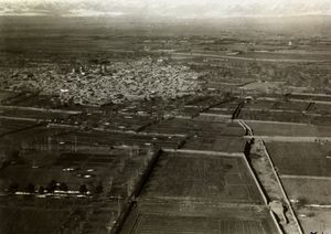 1924년경 샤흐레 레이의 항공 사진. 도시 중심에 샤 아브돌아짐 사원의 핵심 모스크가 보인다.