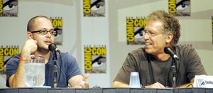 작가 데이먼 린델로프(왼쪽)와 칼톤 큐즈(오른쪽)는 대본을 줄일 수 없었고, 마지막회는 한 시간 연장되었다.