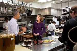 거스리가 슈퍼볼 XLIX 프리 게임 쇼를 위해 버락 오바마와 백악관 주방에서 인터뷰를 진행하고 있다.