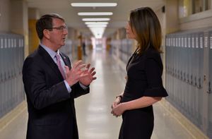 거스리가 2015년 3월 미국 국방부 장관 애슈턴 카터와 인터뷰를 진행하고 있다.