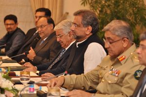 내각 구성원, 참모총장 카마르 자베드 바즈와와 함께 있는 아바시