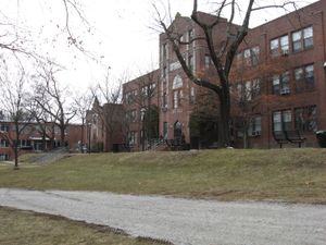 1981년에 설립된 서식스 카운티 커뮤니티 칼리지(Sussex County Community College)는 1989년 뉴턴 외곽에 위치한 학교 시설을 로마 가톨릭 신학교에서 서식스 카운티에서 구매했다.