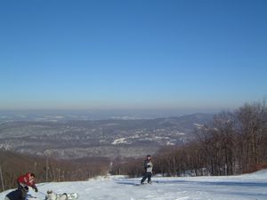 버논 타운십에 위치한 마운틴 크릭 리조트는 버논 밸리에서 스키, 스노우보드 및 기타 겨울 스포츠 활동을 제공한다.