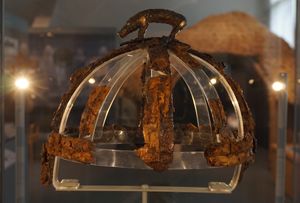 벤티 그레인지 투구의 컬러 사진. 볏 위에 독립된 멧돼지가 있다.